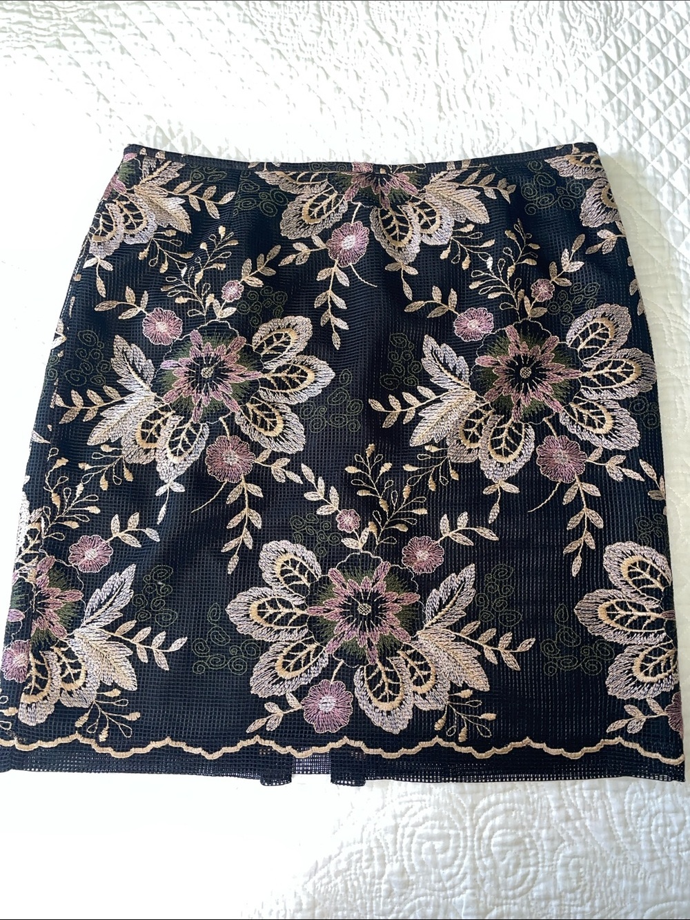 Tahari Black Floral Lace Pencil Skirt with Blush Embroidery. Size 16